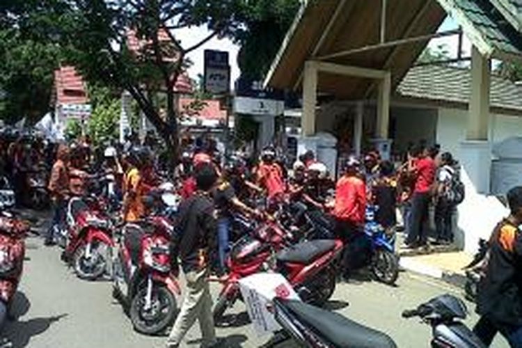 Puluhan massa dari Pemuda Pancasila cabang Bone, Sulawesi Selatan tengah memasuki gerbang kantor bupati setempat menuntut penutupan sejumlah tempat hiburan malam (THM). Senin, (06/01/2014).