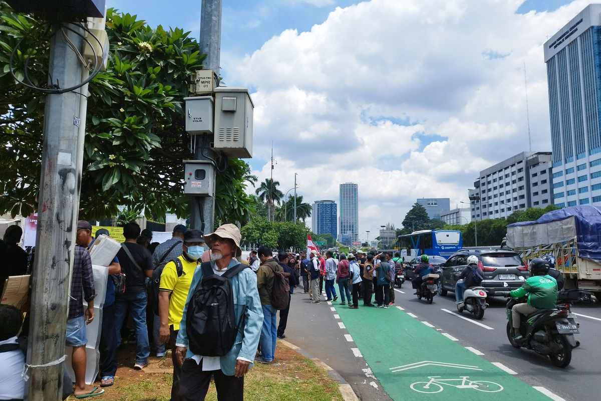 Arus lalu lintas depan gedung DPR, Jalan Gatot Subroto, Tanah Abang, Jakarta Pusat ramai lancar meski ada demo, Selasa (5/3/2024).