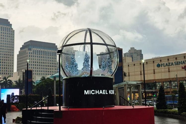 Instalasi Snow Globe Michael Kors di Senayan City