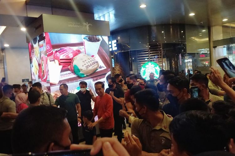 Presiden Joko Widodo membagikan kaos kepada warga Kota Semarang di Mall Paragon Semarang, Sabtu (23/2/2023).