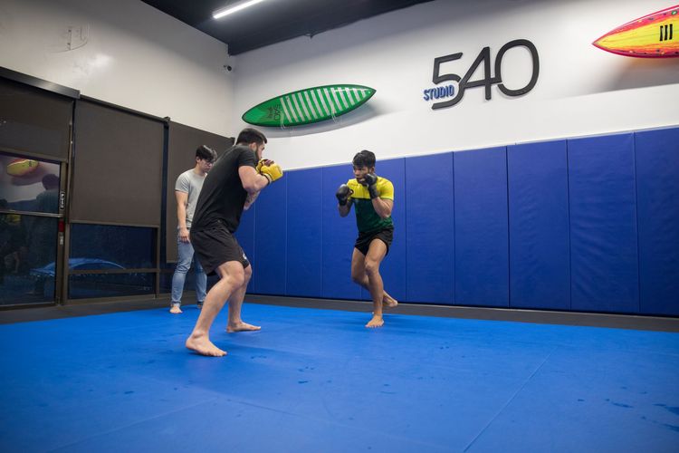 Petarung MMA asal Indonesia, Jeka Saragih, berlatih keras di Studio 540 di San Diego, California, jelang partai final Road to UFC pada awal Februari 2023.