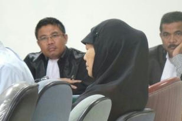 Sylvia Sholeha alias Bu Pur bersaksi dalam sidang kasus dugaan korupsi proyek Hambalang untuk terdakwa Deddy Kusdinar di Pengadilan Tindak Pidana Korupsi Jakarta, Selasa (10/12/2013).