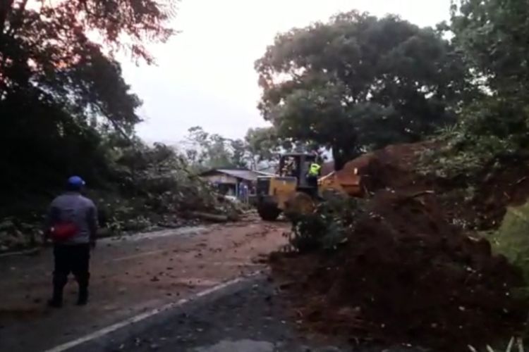 Tebing setinggi 100 meter di Jalur Puncak Cianjur-Bogor, Jawa Barat, longsor dan memutus akses jalan di dua wilayah tersebut, Senin (21/11/2022).