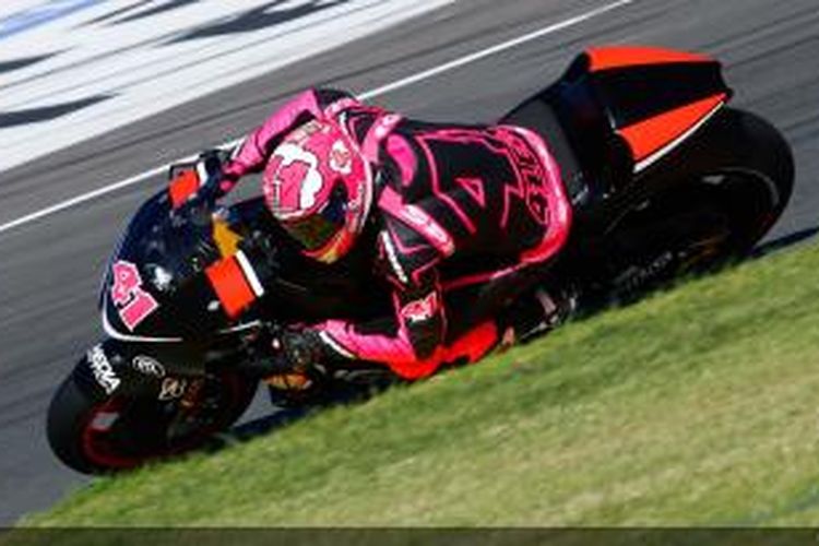 Pebalap Forward Racing FTR Yamaha, Aleix Espargaro memacu motornya pada sesi uji coba di Valencia, Spanyol, awal November 2013.