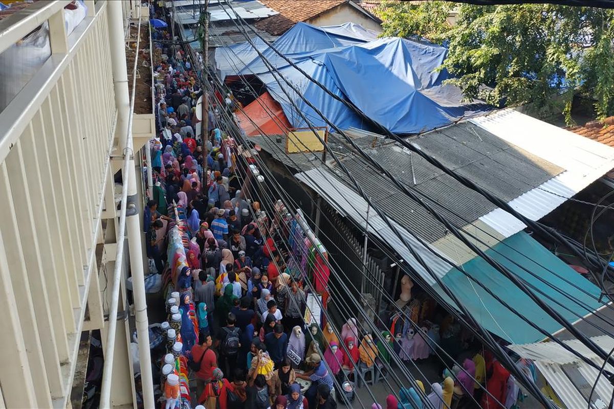 Selasa (28/5/2019) atau H-7 Lebaran, PKL di trotoar Jalan Jatibaru di bawah Skybridge Tanah Abang, Jakarta Pusat tampak berjejalan dan dikerubungi oleh pembeli yang tak kalah banyak jumlahnya.