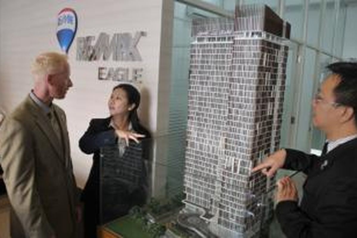 Director of Global Development RE/MAX LLC Nathan Brekken, Chief Executive Officer (CEO) RE/MAX Indonesia  Monica Nardi, dan Principal RE/MAX Eagle Surabaya, Budiono, berbincang usai memberikan penjelasan kepada media, Jumat (19/9/2014). 

