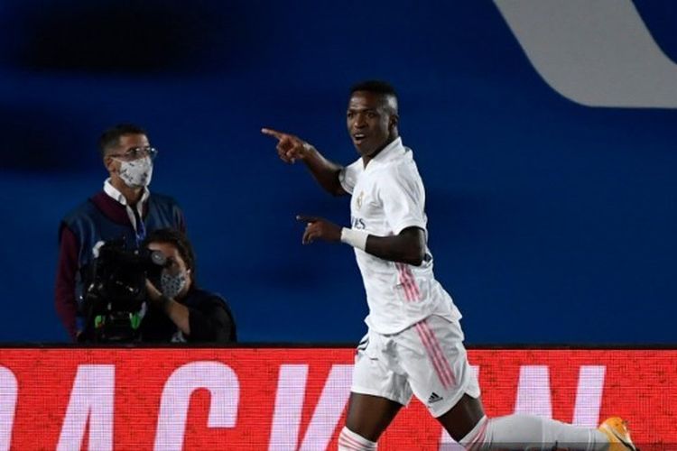 Pemain sayap Real Madrid Vinicius Junior merayakan golnya ke gawang Real Valladolid pada laga pekan keempat Liga Spanyol 2020-2021 di Stadion Alfredo Di Stefano, Rabu (30/9/2020) atau Kamis dini hari WIB. 