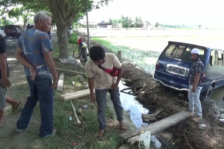 BBM Eceran Berhamburan di Jalan Usai Ditabrak Minibus Yang Terjungkal ke Sawah