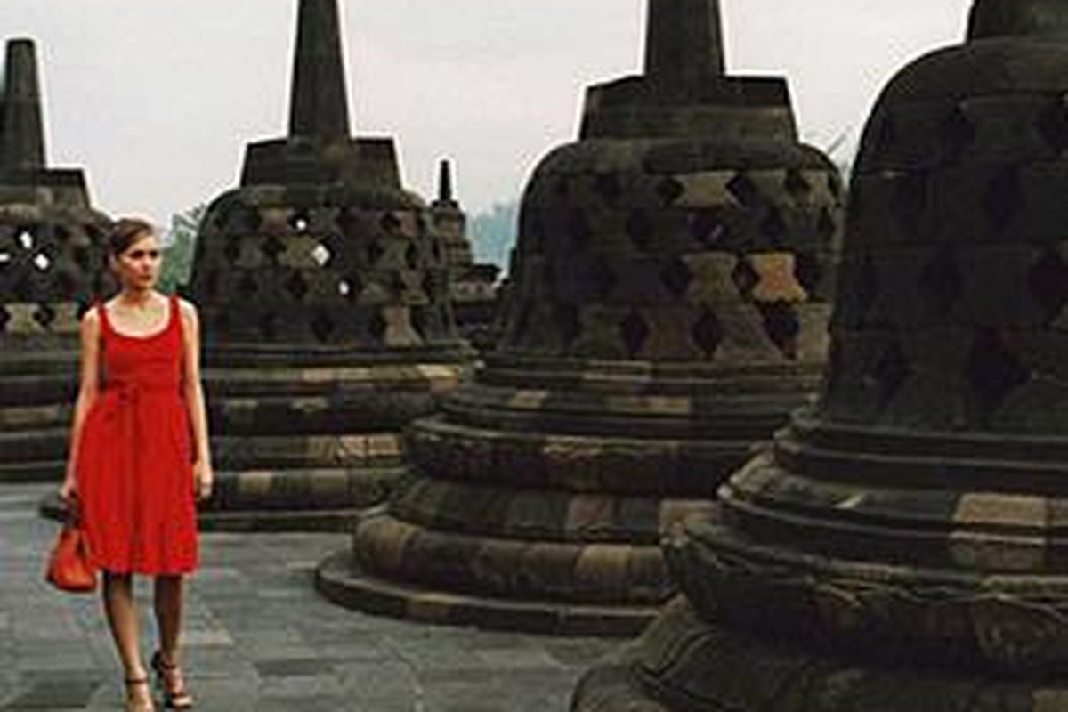 Seorang wisatawan mancanegara sedang menikmati keindahan Candi Borobudur,