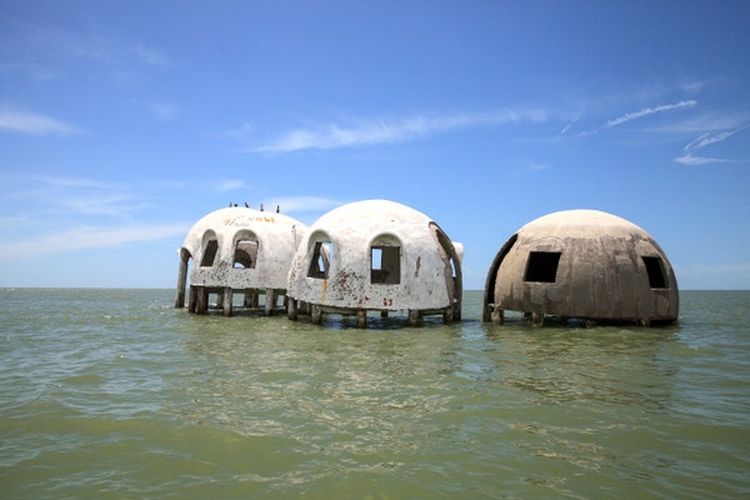 Pesona Dome Homes, tempat terbengkalai di Pulau Marco, Florida. [Via Cntraveler.com]