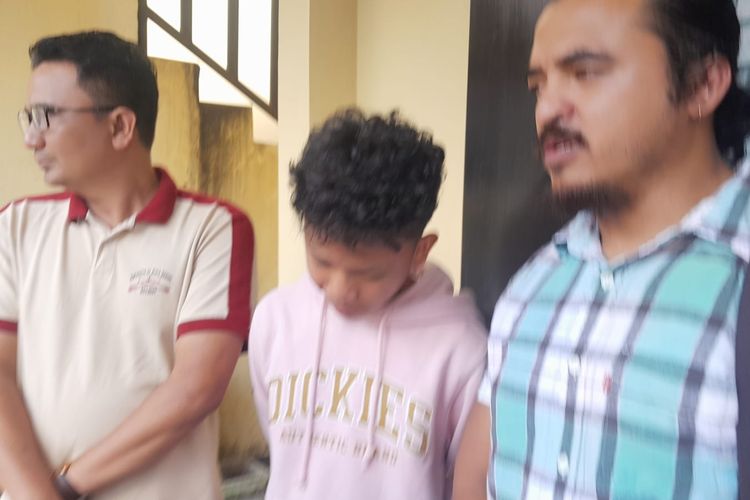 FP saat mendatangi Mapolresta Banyuwangi untuk menjenguk ayahnya yang ditangkap karena kasus judol, Kamis (12/6/2025) 