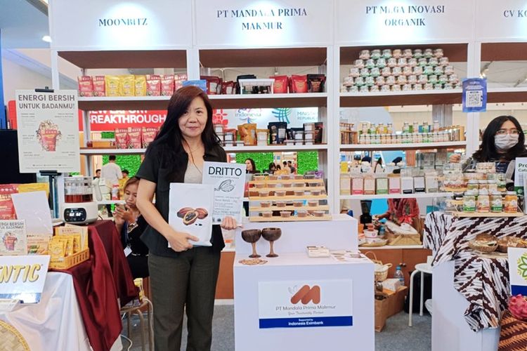Direktur PT Mandala Prima Makmur Susi Julianti memamerkan produk unggulannya, kakao, dalam Trade Expo Indonesia (TEI) 2025 yang digelar di ICE BSD, Tangerang, Kamis (16/10/2025).