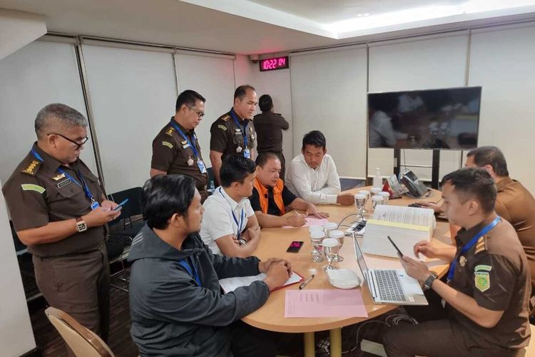 Penyidik Subdit III Jatanras Direktorat (Dit) Reskrimum Polda Sumut melimpahkan tahap II tersangka Terbit Perangin-angin (TRP) ke Kejaksaan Tinggi Sumatera Utara dalam kasus tindak pidana perdagangan orang (TPPO).