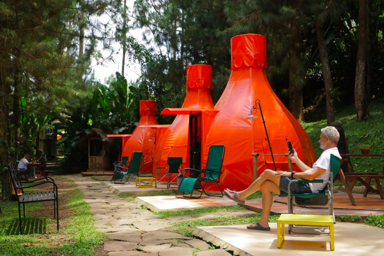 Fasilitas glamping di The Lodge Maribaya, Lembang, Bandung Barat.