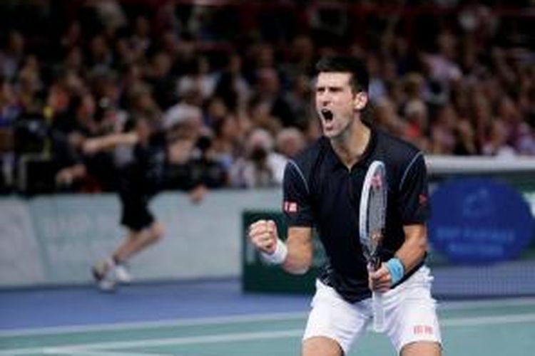 Petenis Serbia, Novak Djokovic berteriak setelah memenangi set pertama laga final Paris Masters melawan petenis Spanyol, David Ferrer, di Bercy Palais-Omnisport, Paris, Minggu (3/11/2013).