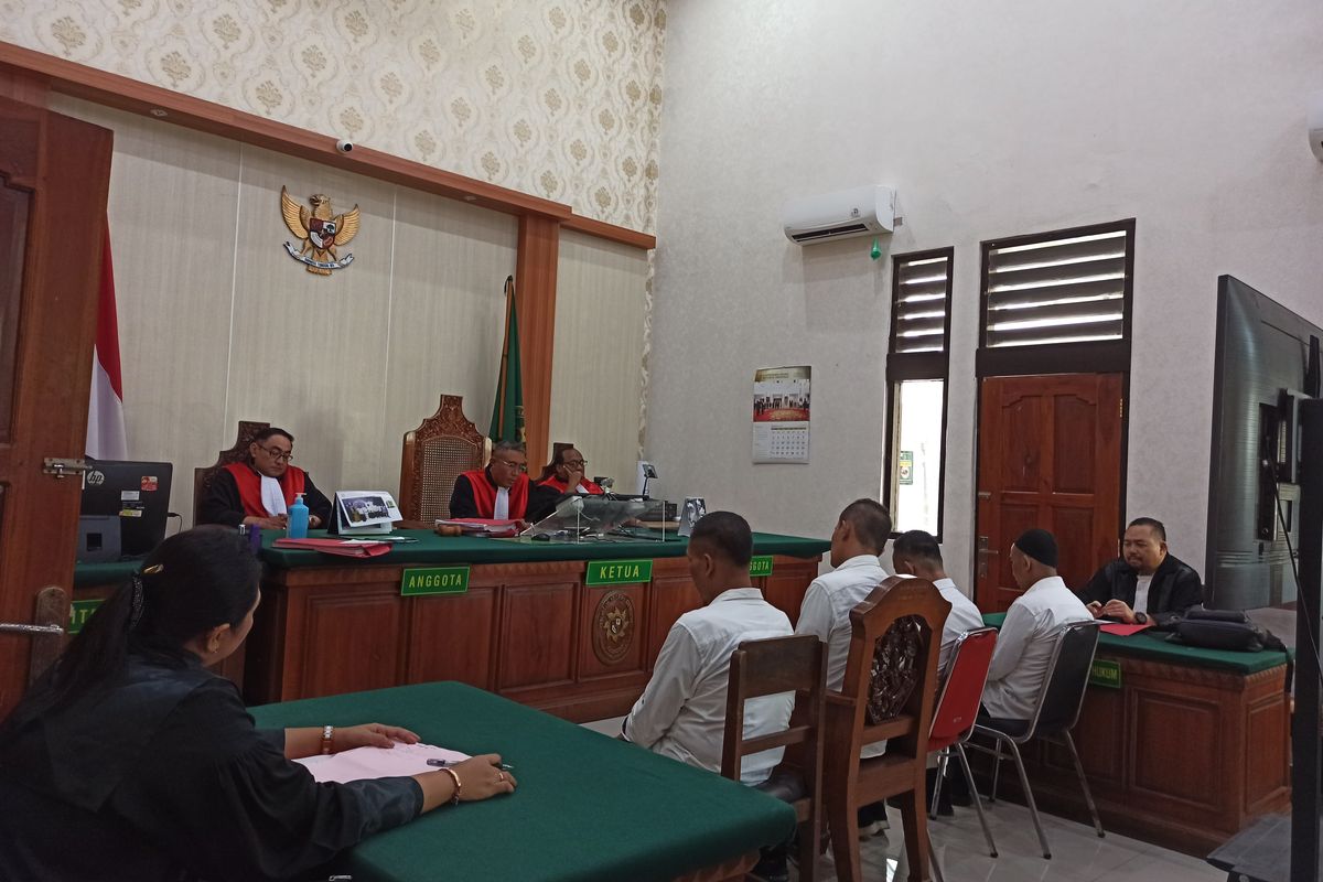 Suasana sidang pembacaan putusan terhadap empat terdakwa kasus penyerangan Kantor Satuan Polisi Pamong Praja (Satpol PP) Kota Denpasar di Pengadilan Negeri Denpasar, Bali pada Selasa (23/4/2024). Kompas.com/ Yohanes Valdi Seriang Ginta
