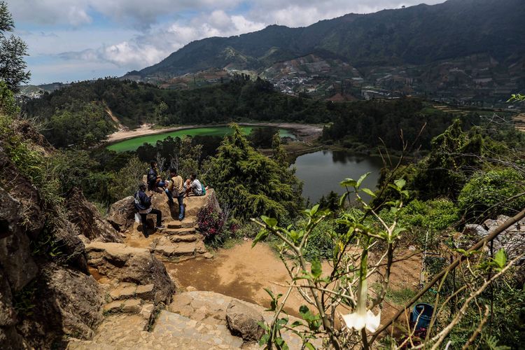 Telaga Warna dilihat dari Batu Ratapan Angin di Dataran Tinggi Dieng, Kabupaten Wonosobo, Jawa Tengah, Senin (16/10/2020).