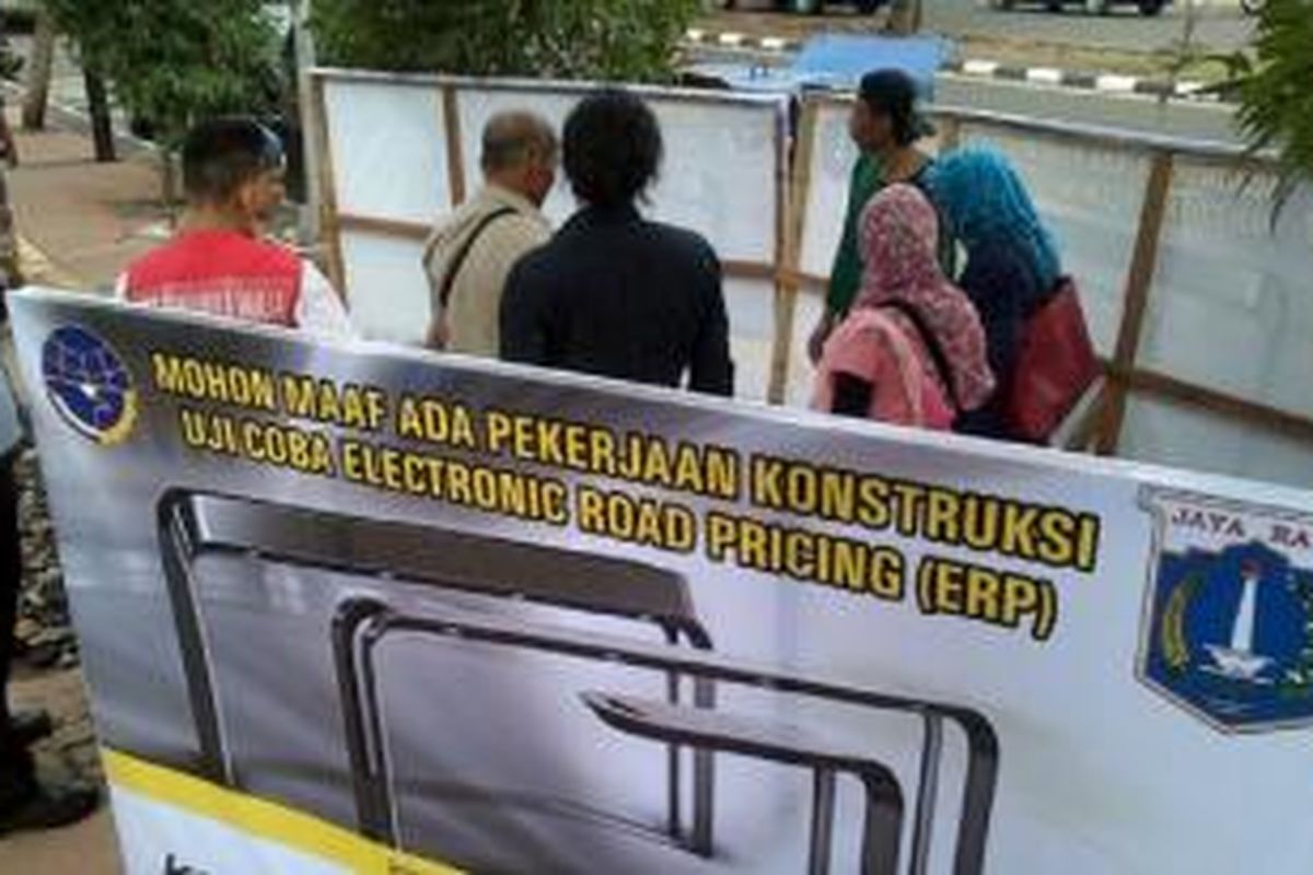 Pengerjaan proyek ERP di di depan gedung Panin Bank, Jalan Jenderal Sudirman, Jakarta Pusat. 