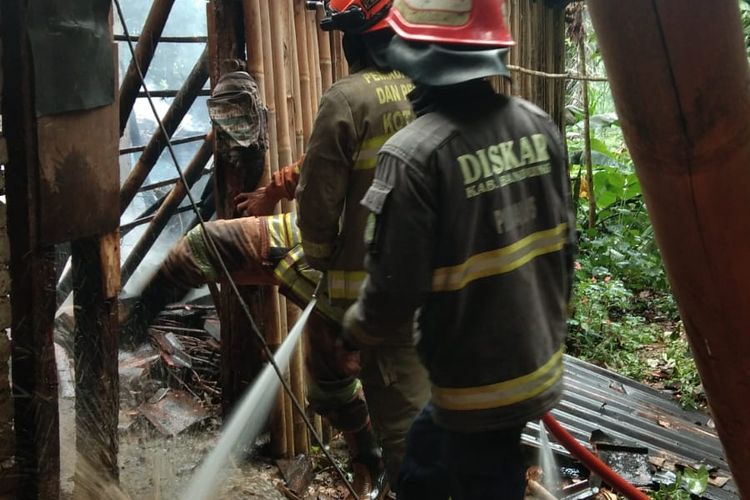 Petugas Pemadam Kebakaran sedang berupaya memadamkan api di Kecamatan Cimenyan, Kabupaten Bandung, pada Jumat (15/4/2022) dalam sehari 3 rumah dilahap api di tiga Kecamatan yang berbeda 