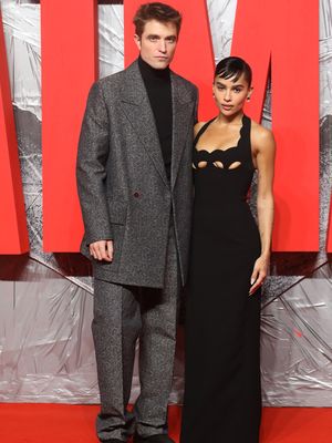 Robert Pattinson dan Zoe Kravitz berpose saat premier film The Batman di London 23 Februari 2022