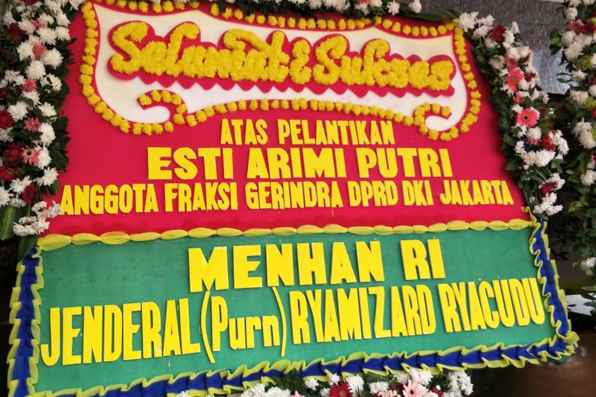 Karangan bunga dari Menteri Pertahanan (Menhan) RI Ryamizard Ryacudu untuk anggota DPRD DKI Jakarta periode 2019-2024 Esti Arimi Putri dari Partai Gerindra yang dilantik pada Senin (26/8/2019) ini. Pelantikan digelar di Gedung DPRD DKI Jakarta, Jalan Kebon Sirih, Jakarta Pusat.