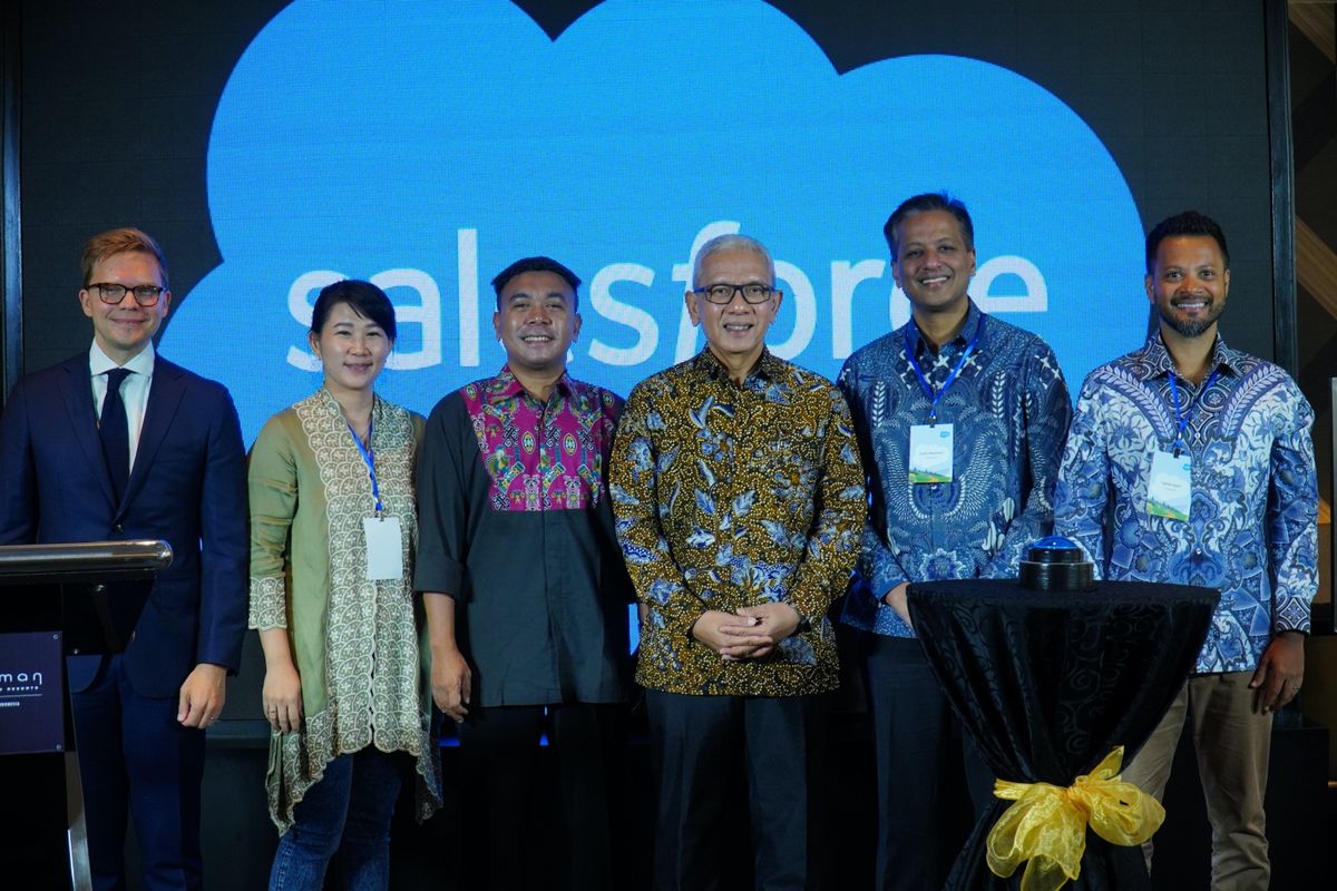 Kiri-kanan: Matthew Parin, Hyperforce Product Director, Salesforce; Bunga Sugiarto, Enterprise Lead, Salesforce Indonesia; Billy Mambrasar, Special Staff and Advisor to Indonesia President, Jokowi Widodo; Dr. Ir. Mohammad Rudy Salahuddin, MEM, Deputi IV Bidang Ekonomi Digital, Ketenagakerjaan, dan UMKM; Kementerian Koordinator Bidang Perekonomian RI; Sujith Abraham, Senior Vice President and General Manager, Salesforce ASEAN; Tahsin Alam, Vice President and General Manager, Indonesia and Philippines, Salesforce.