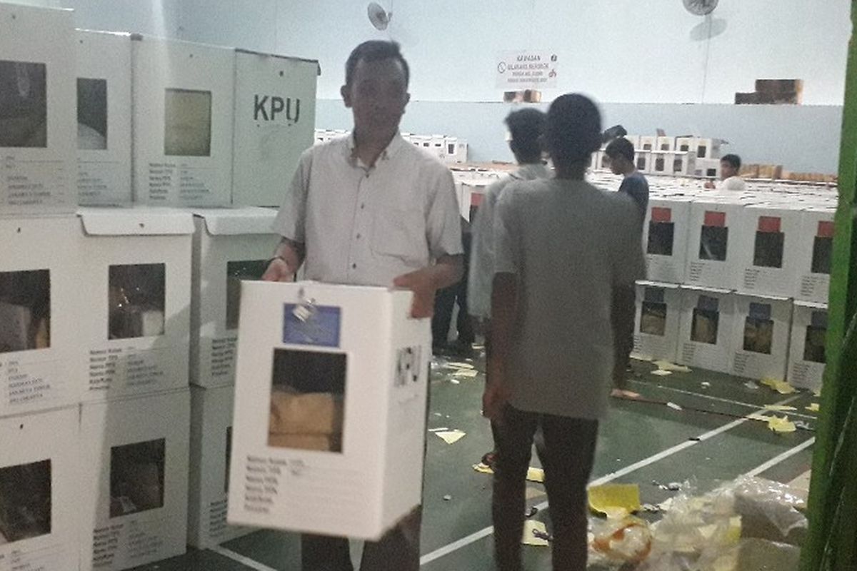 Suasana proses distribusi logistik Pemilu di GOR Kramat Jati, Senin (15/4/2019).