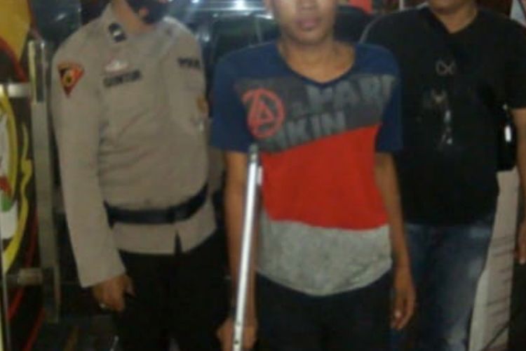 Suryanto (20) pelaku pembunuhan Titik Handayani (36) lantaran sakit hati istrinya dihina oleh korban saat ditangkap polisi, Selasa (10/11/2020).