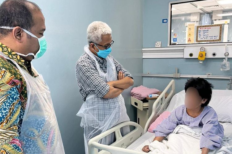 Duta Besar Republik Indonesia untuk Malaysia, Hermono, (tengah) telah menjenguk PRT asal Indonesia yang jadi korban kekerasan oleh majikan di Malaysia, yakni Nani-bukan nama sebenarnya-di Rumah Sakit Kuala Lumpur (HKL) pada 30 April 2023.