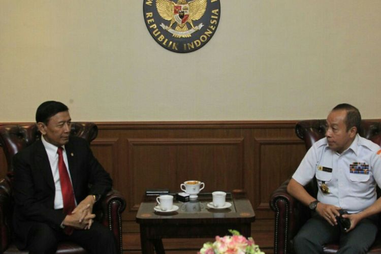 Menteri Koordinator bidang Politik, Hukum dan Keamanan Wiranto bertemu dengan Gubernur Lembaga Ketahanan Nasional (Lemhanas) Agus Widjojo di kantor Kemenko Polhukam, Jakarta Pusat, Rabu (29/3/2017).