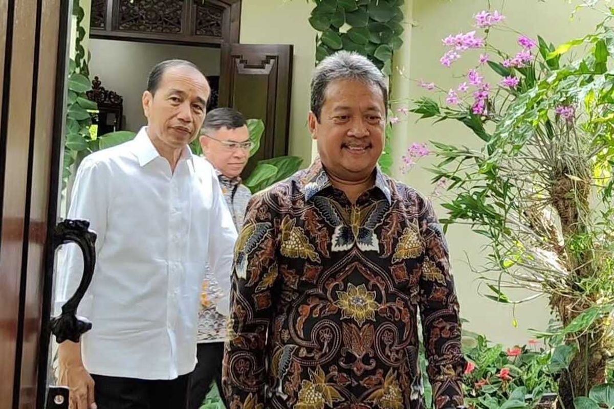 Menteri Kelautan dan Perikanan (KKP), Sakti Wahyu Trenggono mengunjungi Presiden ke-7 Joko Widodo (Jokowi) di Jalan Kutai Utara, Keluarahan Sumber, Kecamatan Banjarsari, Kota Solo, Jawa Tengah (Jateng), pada Jumat (11/4/2025), siang.