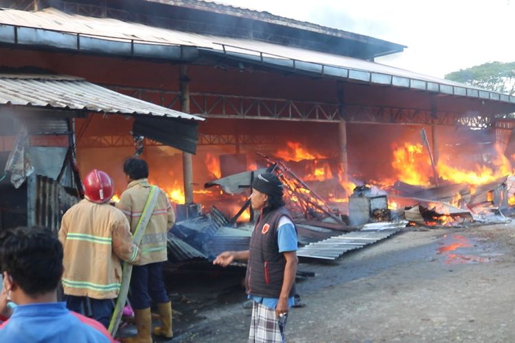 Kebakaran di Pasar Karang Bongkot di Desa Karang Bongkot, Kecamatan Labuapi, Kabupaten Lombok Barat, Nusa Tenggara Barat (NTB), Senin (10/7/2023)
