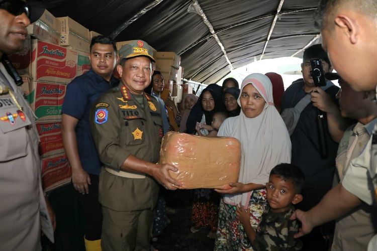 Mendagri Muhammad Tito Karnavian meninjau sejumlah titik bencana banjir bandang dan longsor di Kabupaten Pidie dan Pidie Jaya, Aceh, Sabtu (29/11/2025). 