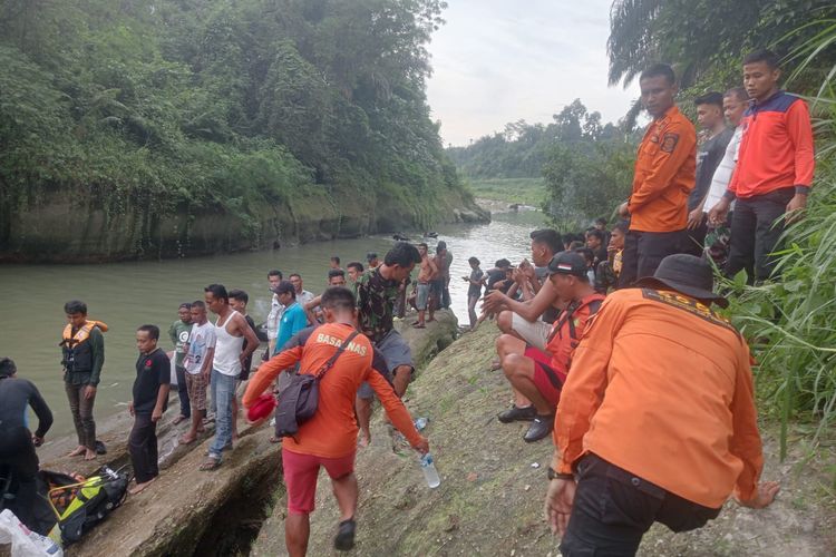Petugas Basarnas Medan dibantu masyarakat saat mengevakuasi 2 jenazah pemuda yang  hanyut di Pemandian Alam Lau Penda, Deli Serdang, Sumut, Sabtu (1/6/2024)