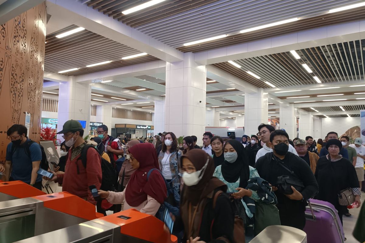 Suasana Stasiun Kereta Cepat Halim di Jakarta Timur yang ramai pemudik, Jumat (5/4/2024).