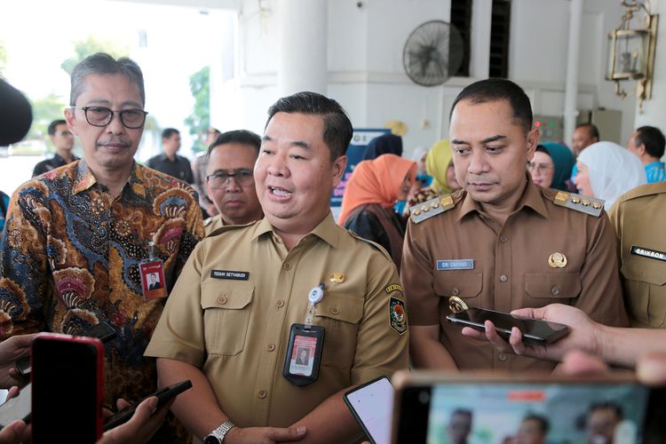 Direktur Jenderal Kependudukan dan Pencatatan Sipil (Dirjen Dukcapil) Kementerian Dalam Negeri (Kemendagri) Teguh Setyabudi bersama Wali Kota Surabaya Eri Cahyadi