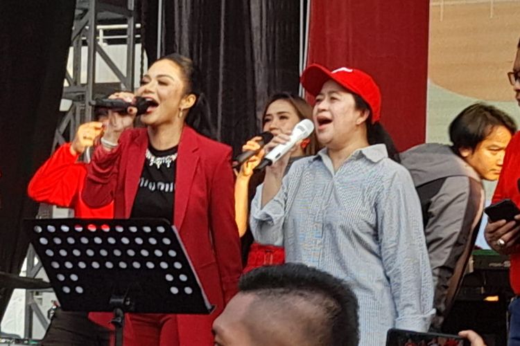 Ketua DPP PDI-P sekaligus Ketua DPR Puan Maharani bernyanyi bersama Krisdayanti di Festival Kopi Tanah Air yang digelar PDI-P, di Parkir Timur Senayan, Jakarta, Jumat (27/5/2022).