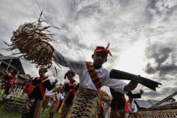 Tarian Dabi-dabi pada upacara Orom Sasadu di Desa Gamtala, Halmahera Barat, Kamis (16/5/2013). Orom Sasadu merupakan upacara adat khas Halmahera Barat yang dilakukan sebagai tanda syukur atas hasil panen.