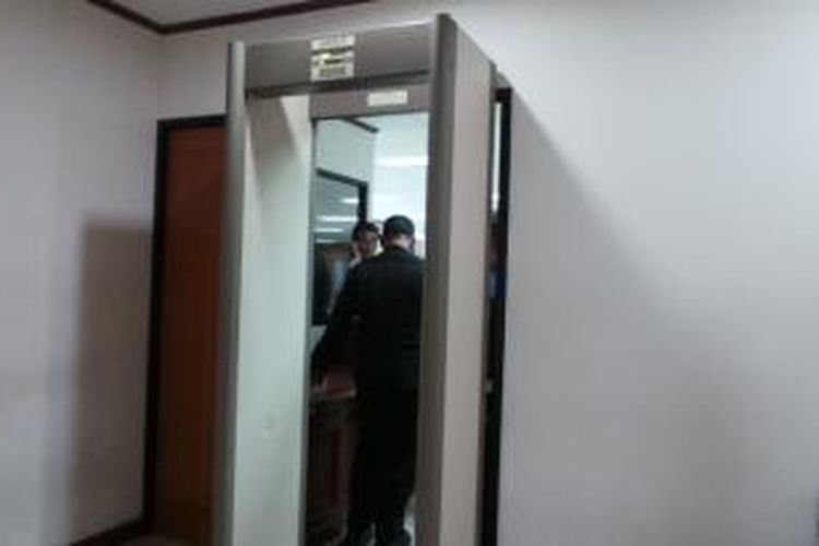 Metal detector atau pendeteksi metal disiagakan di dua pintu masuk ruang sidang Pengadilan Tindak Pidana Korupsi Jakarta yang nantinya akan menjadi lokasi sidang pembacaan vonis perkara dugaan korupsi dan pencucian uang proyek simulator ujian surat izin mengemudi (SIM) dengan terdakwa Inspektur Jenderal Polisi Djoko Susilo, Selasa (3/9/2013).
