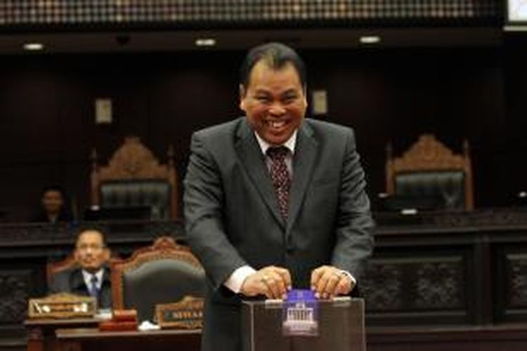 Ketua Mahkamah Konstitusi Arief Hidayat memberikan suaranya dalam pemilihan Wakil Ketua MK periode 2015-2017 pada Rapat Permusyawaratan Hakim Konstitusi di Gedung MK, Jakarta, Senin (12/1/2015). 