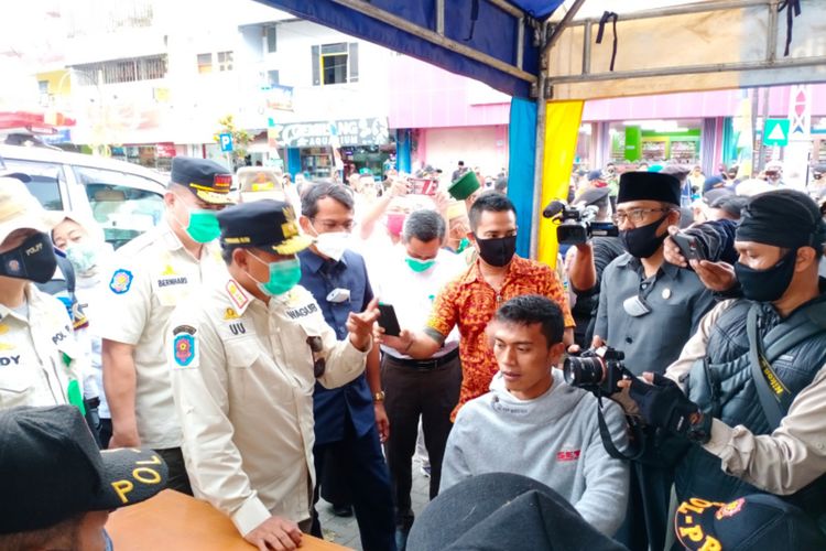 Wakil Gubernur Jawa Barat Uu Ruzhanul Ulum memantau razia masker yang dilakukan jajaran Satpol PP di kawasan Jalan Ahmad Yani, Garut Kota, Rabu (2/09/2020)