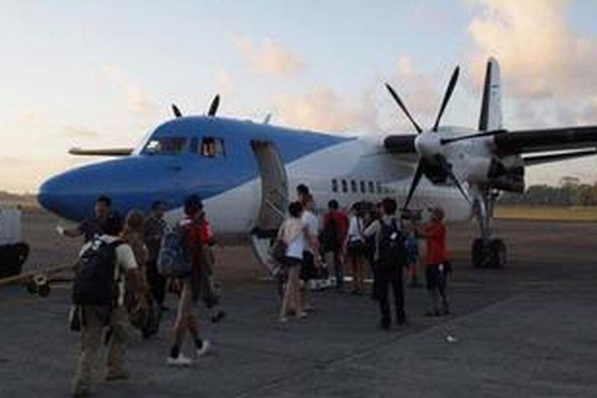 Pesawat jenis Fokker 50 berkapasitas 40 orang membawa penumpang dari Denpasar, Bali, ke Labuan Bajo, NTT. Labuan Bajo menjadi pintu masuk menuju kawasan Taman Nasional Komodo.