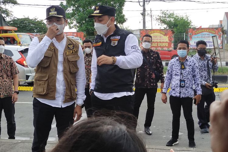 Eri Cahyadi Wali Kota Surabaya dan RK. Abdul Latif Amin Imron Bupati Bangkalan saat Mengunjungi di Posko Penyeketan sisi Surabaya, Jum'at (18/6/2021).