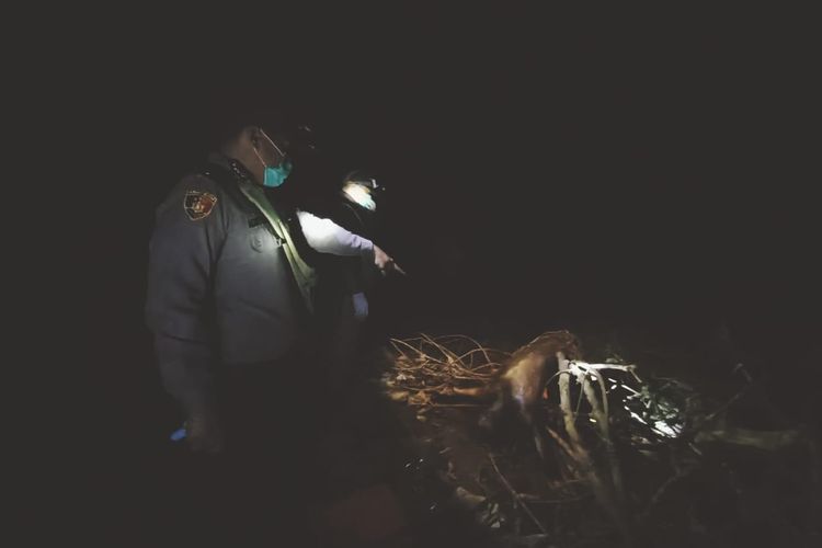 Polisi mendatangi lokasi penemuan mayat Sungai Citanduy, Desa Panulisan Timur, Kecamatan Dayeuhluhur, Kabupaten Cilacap, Jawa Tengah, Minggu (26/2/2023) malam.