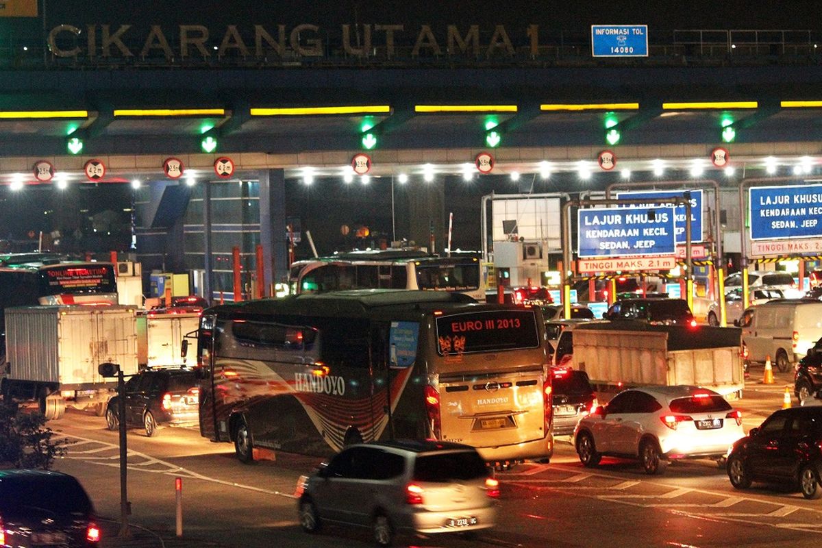 Sejumlah pengendara memperlambat laju kendaraannya saat memasuki Gerbang Tol Cikarang Utama, di Cikarang, Kabupaten Bekasi, Jawa Barat, Jumat (21/12/2018). Jasa Marga memprediksi puncak arus mudik kendaraan jelang libur Natal dan Tahun Baru 2019 yang melintasi ruas jalan Tol Jakarta-Cikampek berlangsung pada Sabtu (22/12/2018), dan ditaksir sekitar 85 ribu kendaraan. ANTARA FOTO/Risky Andrianto/pras.