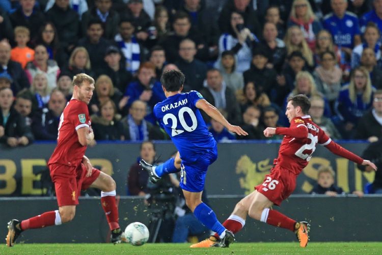 Striker Leicester City asal Jepang, Shinji Okazaki (tengah), melepaskan tembakan untuk  menghasilkan gol ke gawang Liverpool dalam pertandingan putaran ketiga Piala Liga Inggris di King Power Stadium, Leicester, Selasa (19/9/2017).