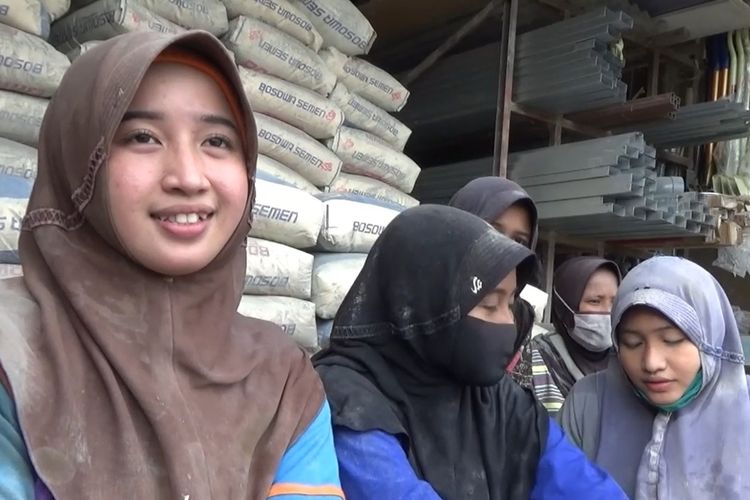 Nuraini Superman Women Kuli Panggul Semen Dari Pinrang.