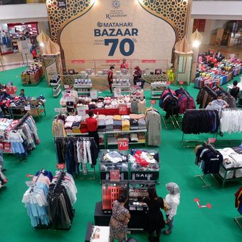 Suasana bazar di Matahari Department Store, Mal Citraland Tanjung Duren, Jakarta Barat, Minggu (2/5/2021).