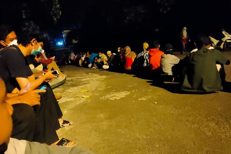 Para warga sedang mengantre sejak dini hari untuk memperoleh vaksinasi Covid-19 di Mapolres Tuban, Jawa Timur.
