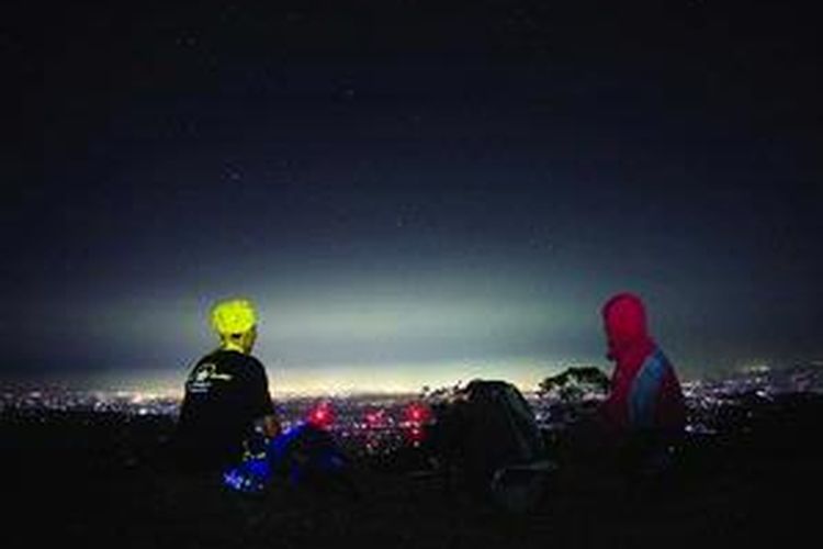 Suasana malam di puncak gunung api purba Nglanggeran Gunung Kidul